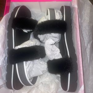 Ladies faux fur sandals black size 9 $25